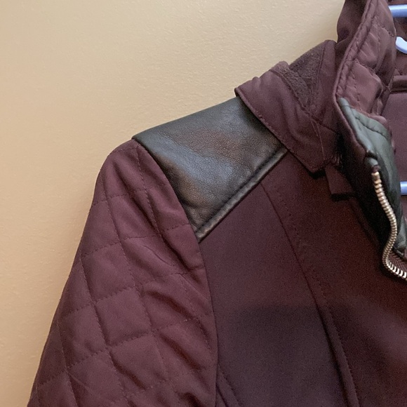 Reitmans purple hooded jacket with pockets and quilted sleeves. - Picture 4 of 10